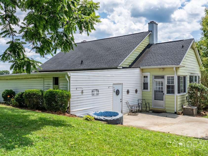 98 Main Street, Granite Falls, NC 28630.  MLS# CAR4262939, YatesRealty ID 32724. 