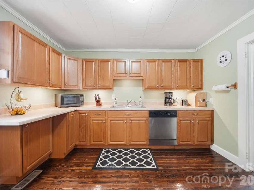 431 20th Street, Newton, NC 28658.  MLS# CAR4388423, YatesRealty ID 32725. 