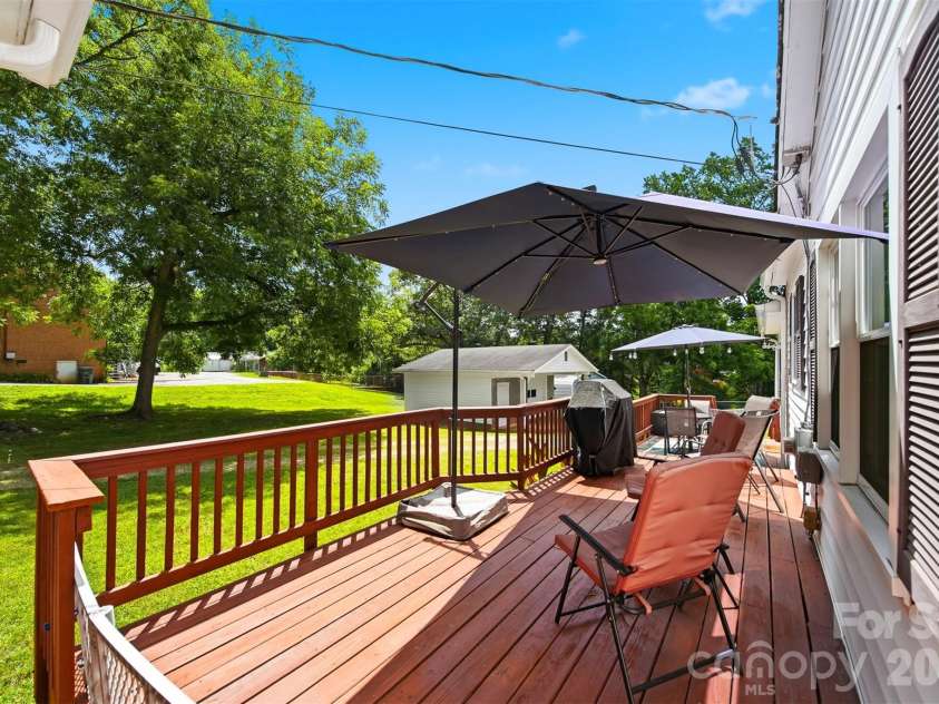431 20th Street, Newton, NC 28658.  MLS# CAR4388423, YatesRealty ID 32725. 