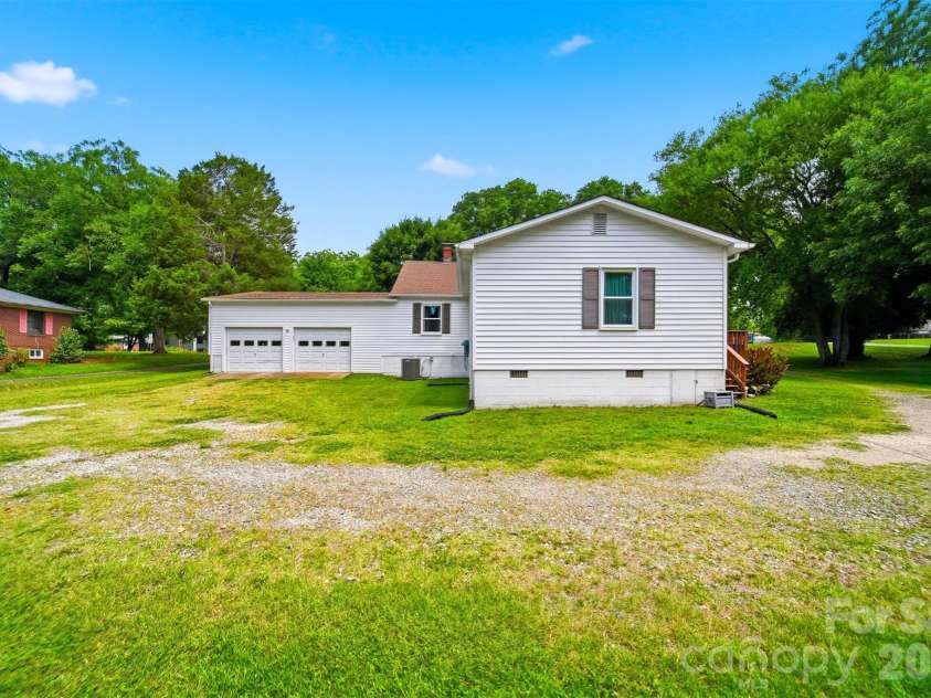 431 20th Street, Newton, NC 28658.  MLS# CAR4388423, YatesRealty ID 32725. 