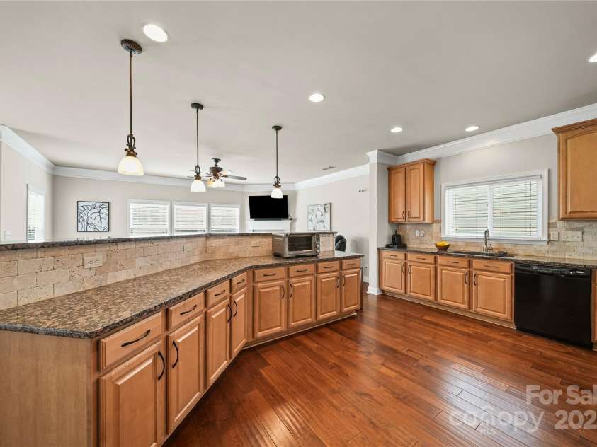 10420 Glenburn Lane, Charlotte, NC 28278.  MLS# CAR4278007, YatesRealty ID 32726. 