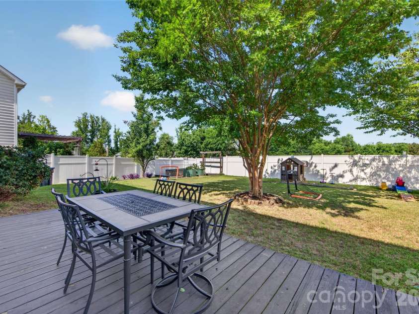 12531 Surreykirt Lane, Huntersville, NC 28078.  MLS# CAR4391627, YatesRealty ID 32727. Large level backyard with spacious floating deck.