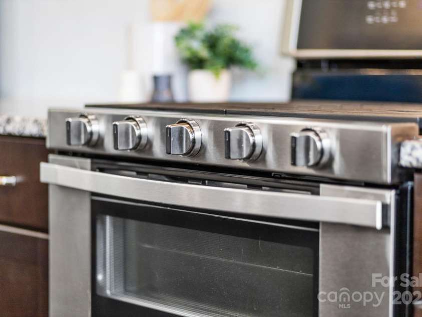 9324 Ainslie Downs Street, Charlotte, NC 28273.  MLS# CAR4276597, YatesRealty ID 32727. 5 burner gas range with double oven