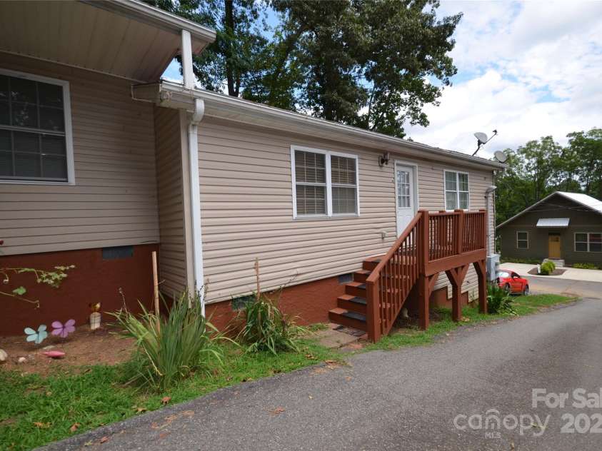 144 & 148 Laurel Loop, Asheville, NC 28806.  MLS# CAR4286062, YatesRealty ID 32729. 2 bedroom