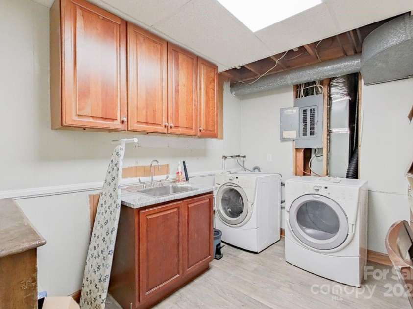 206 Trexler Avenue, Rockwell, NC 28138.  MLS# CAR4198633, YatesRealty ID 3273. There is a laundry in the basement as well as the main level.