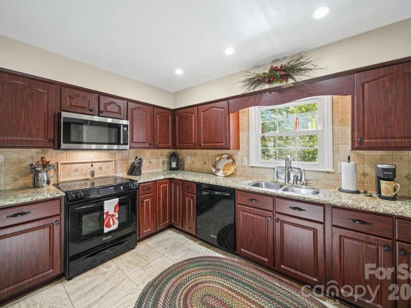 13539 Four Oaks Lane, Matthews, NC 28105.  MLS# CAR4384474, YatesRealty ID 32731. 