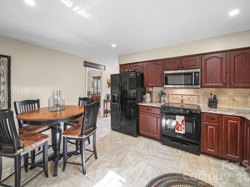 13539 Four Oaks Lane, Matthews, NC 28105.  MLS# CAR4384474, YatesRealty ID 32731. 