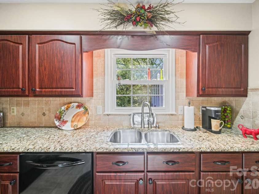 13539 Four Oaks Lane, Matthews, NC 28105.  MLS# CAR4384474, YatesRealty ID 32731. 
