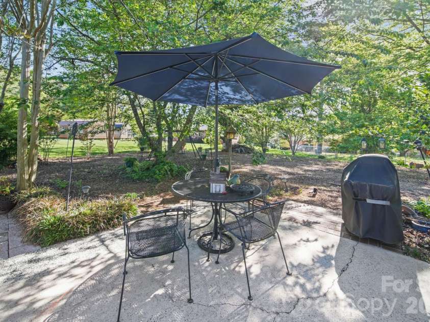 13539 Four Oaks Lane, Matthews, NC 28105.  MLS# CAR4384474, YatesRealty ID 32731. 