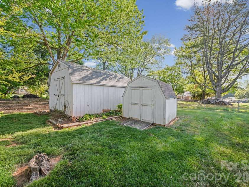 13539 Four Oaks Lane, Matthews, NC 28105.  MLS# CAR4384474, YatesRealty ID 32731. 