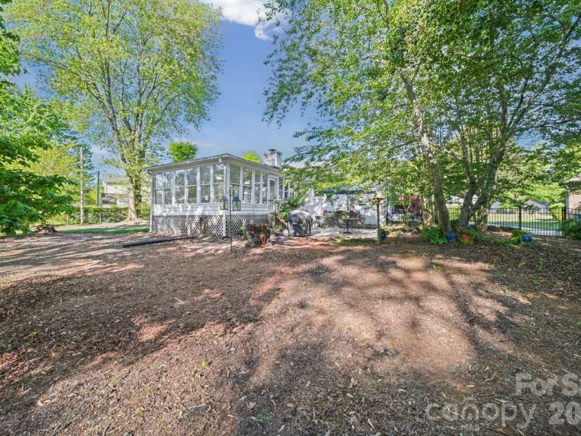 13539 Four Oaks Lane, Matthews, NC 28105.  MLS# CAR4384474, YatesRealty ID 32731. 