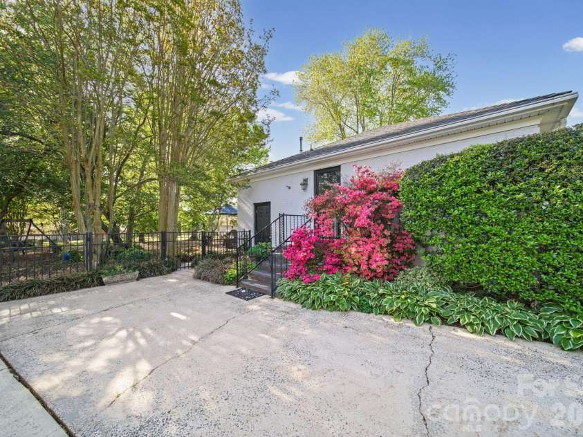 13539 Four Oaks Lane, Matthews, NC 28105.  MLS# CAR4384474, YatesRealty ID 32731. 