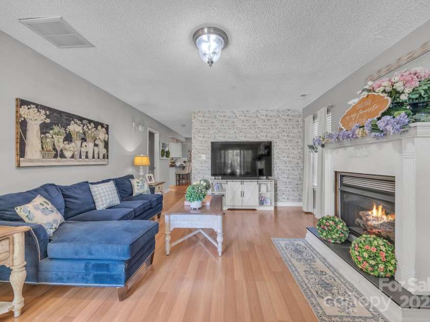 1912 8th Street, Hickory, NC 28602.  MLS# CAR4280873, YatesRealty ID 32732. 