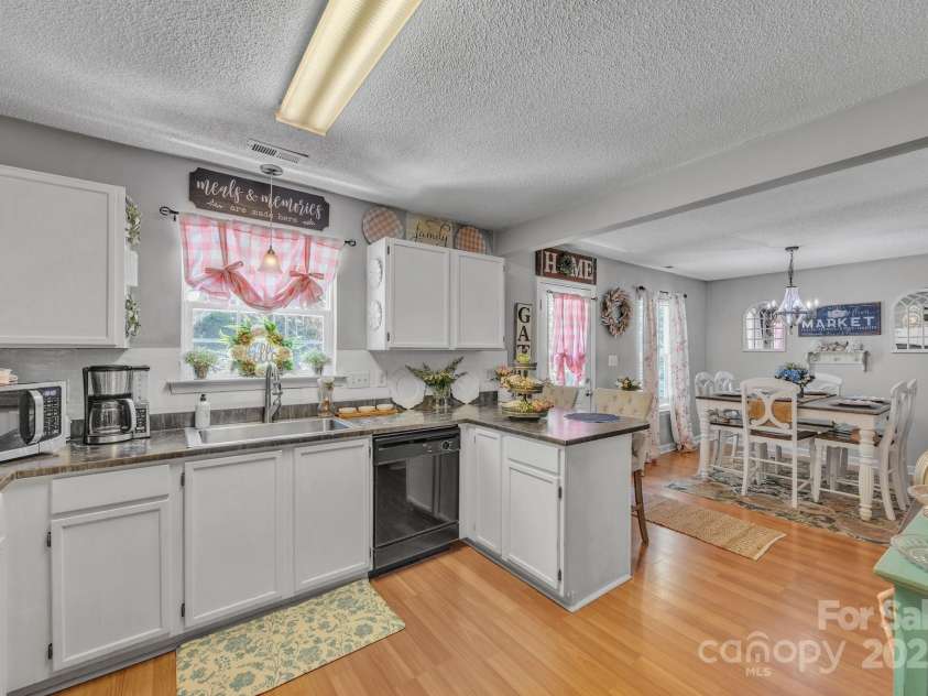 1912 8th Street, Hickory, NC 28602.  MLS# CAR4280873, YatesRealty ID 32732. 