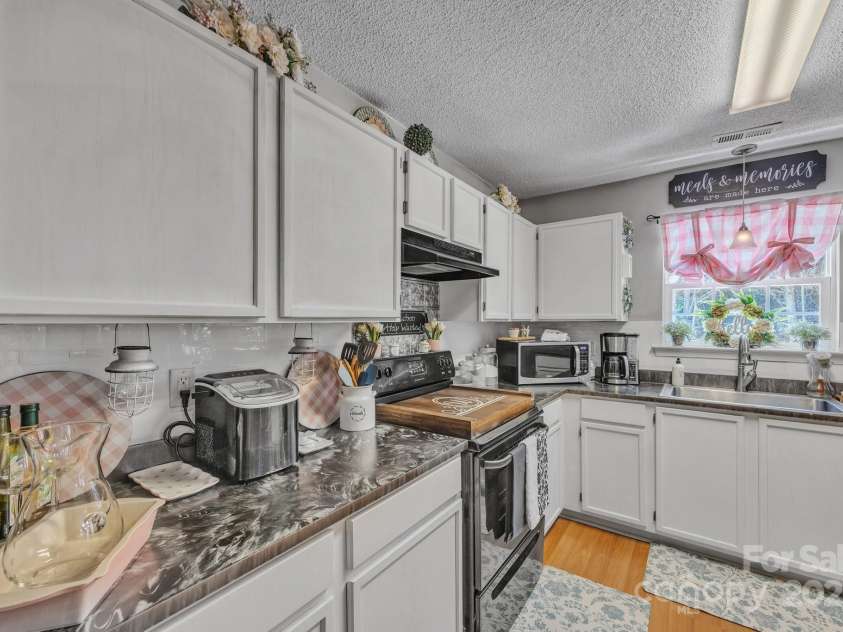 1912 8th Street, Hickory, NC 28602.  MLS# CAR4280873, YatesRealty ID 32732. 