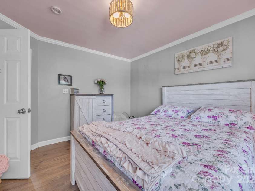 1912 8th Street, Hickory, NC 28602.  MLS# CAR4280873, YatesRealty ID 32732. 