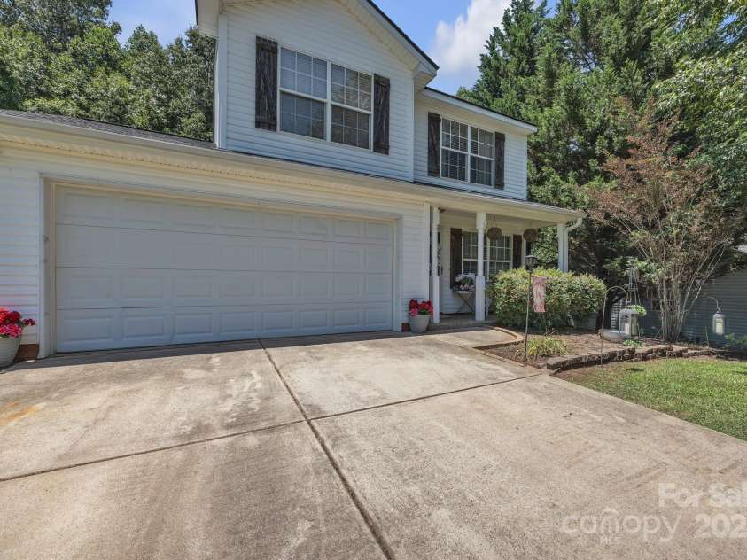 1912 8th Street, Hickory, NC 28602.  MLS# CAR4280873, YatesRealty ID 32732. 