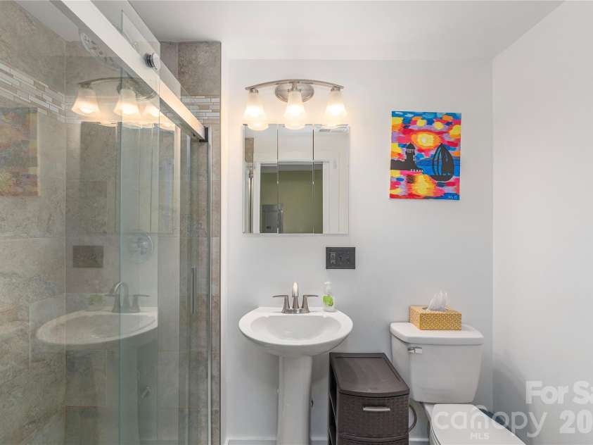 20 Lionel Place, Asheville, NC 28806.  MLS# CAR4375018, YatesRealty ID 32732. 2nd Primary Bath