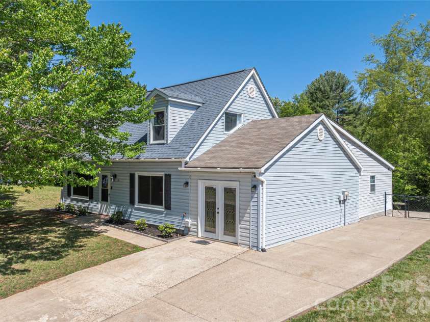 20 Lionel Place, Asheville, NC 28806.  MLS# CAR4375018, YatesRealty ID 32732. 