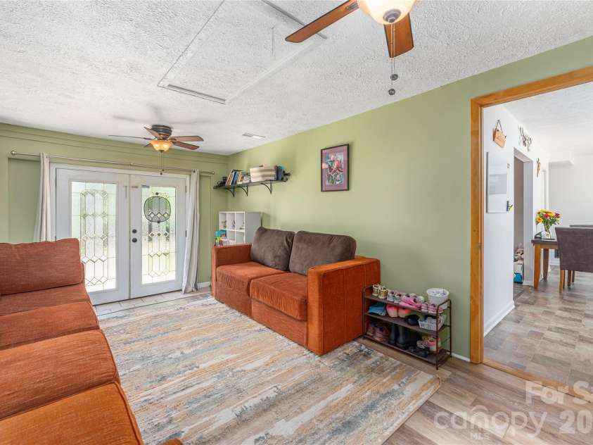 20 Lionel Place, Asheville, NC 28806.  MLS# CAR4375018, YatesRealty ID 32732. 