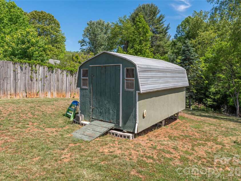20 Lionel Place, Asheville, NC 28806.  MLS# CAR4375018, YatesRealty ID 32732. 