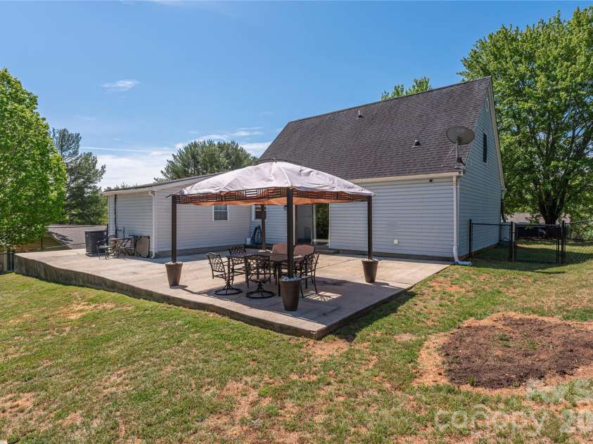 20 Lionel Place, Asheville, NC 28806.  MLS# CAR4375018, YatesRealty ID 32732. 