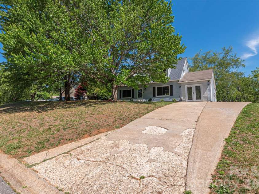 20 Lionel Place, Asheville, NC 28806.  MLS# CAR4375018, YatesRealty ID 32732. 