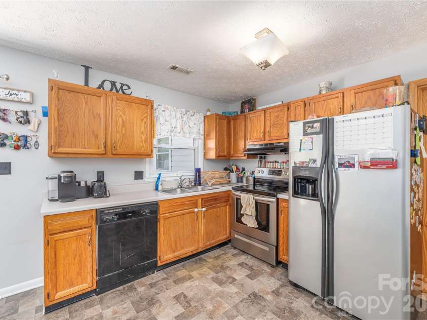 20 Lionel Place, Asheville, NC 28806.  MLS# CAR4375018, YatesRealty ID 32732. Kitchen