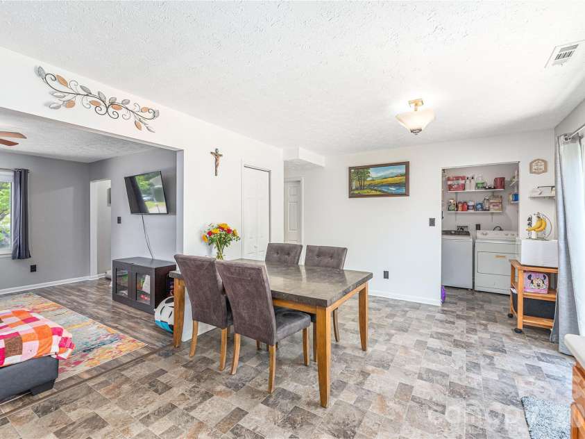 20 Lionel Place, Asheville, NC 28806.  MLS# CAR4375018, YatesRealty ID 32732. Kitchen