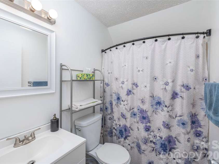20 Lionel Place, Asheville, NC 28806.  MLS# CAR4375018, YatesRealty ID 32732. Upstairs Bath