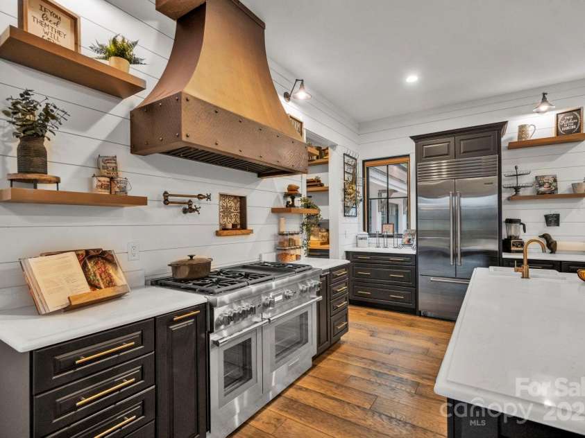 23 Windy Ridge, Fairview, NC 28730.  MLS# CAR4268173, YatesRealty ID 32733. 