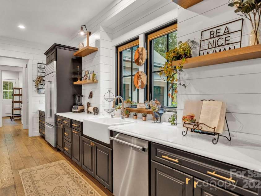 23 Windy Ridge, Fairview, NC 28730.  MLS# CAR4268173, YatesRealty ID 32733. 