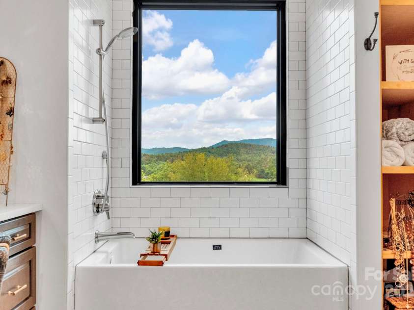 23 Windy Ridge, Fairview, NC 28730.  MLS# CAR4268173, YatesRealty ID 32733. 