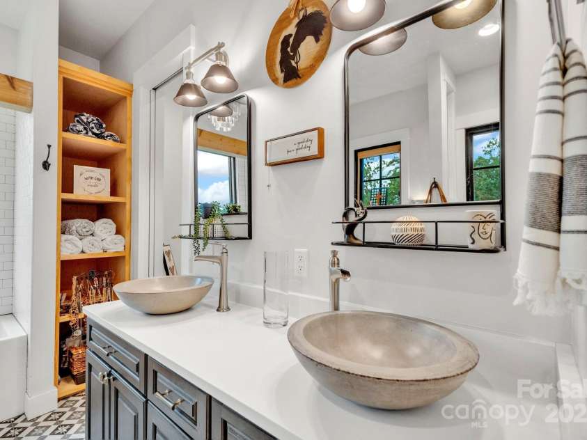 23 Windy Ridge, Fairview, NC 28730.  MLS# CAR4268173, YatesRealty ID 32733. 