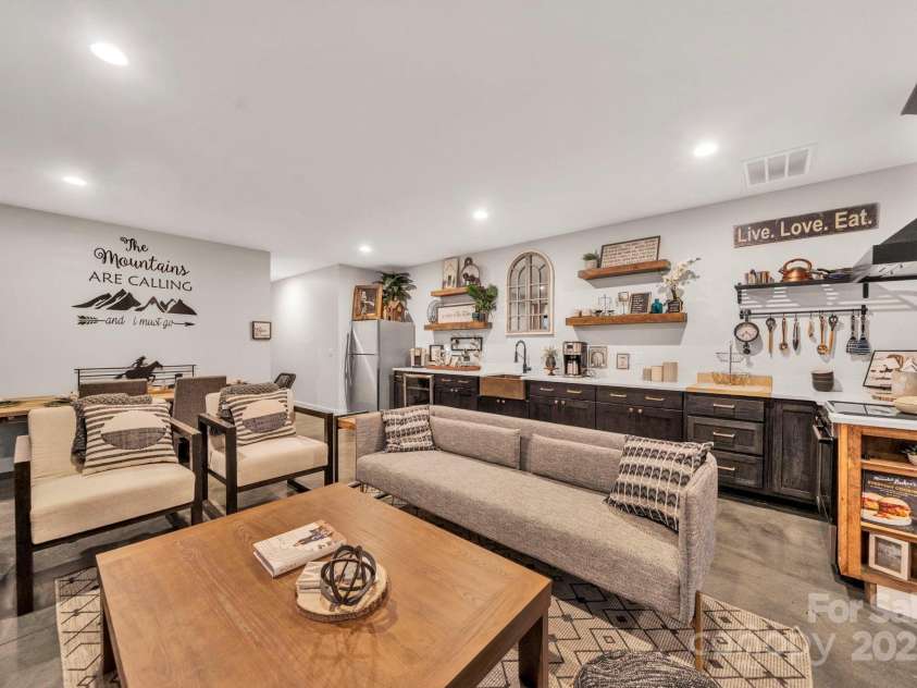 23 Windy Ridge, Fairview, NC 28730.  MLS# CAR4268173, YatesRealty ID 32733. 