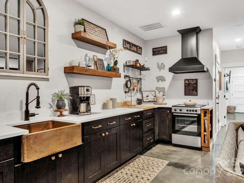 23 Windy Ridge, Fairview, NC 28730.  MLS# CAR4268173, YatesRealty ID 32733. 