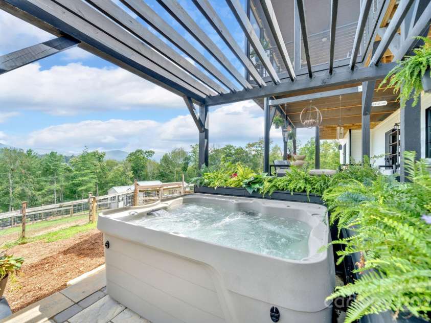 23 Windy Ridge, Fairview, NC 28730.  MLS# CAR4268173, YatesRealty ID 32733. 