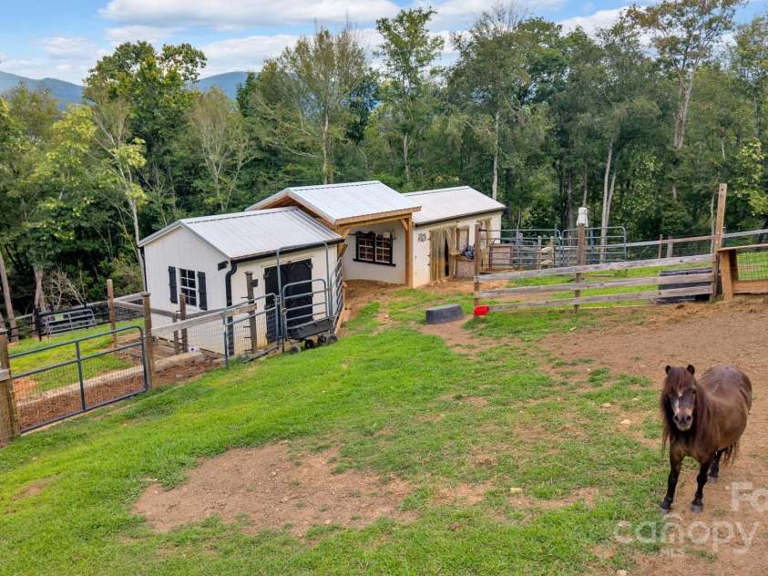 23 Windy Ridge, Fairview, NC 28730.  MLS# CAR4268173, YatesRealty ID 32733. 