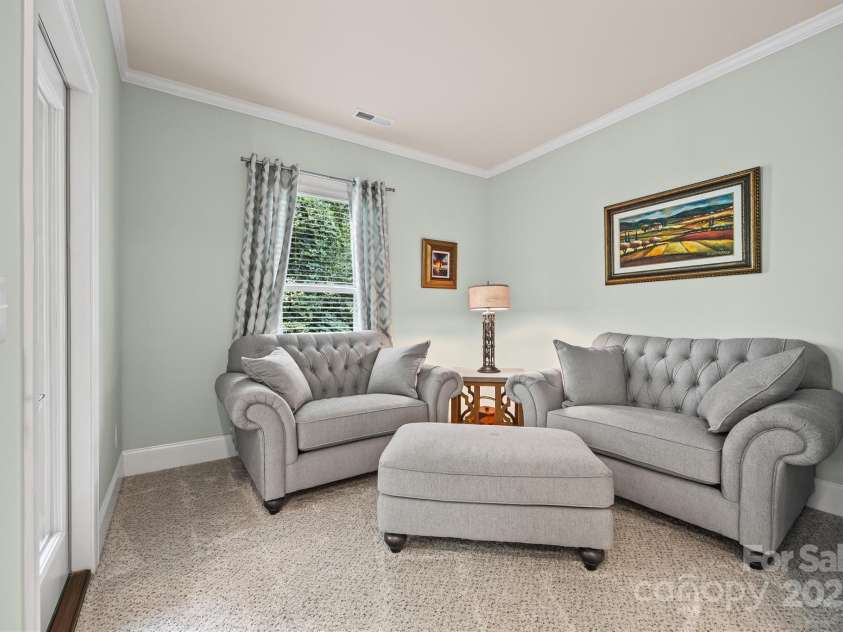 703 English Tudor Lane, Charlotte, NC 28211.  MLS# CAR4259545, YatesRealty ID 32734. Sitting area in Primary retreat.
