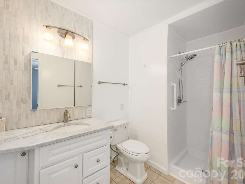615 Goldview Drive, Hendersonville, NC 28791.  MLS# CAR4396945, YatesRealty ID 32735. 2nd bath
