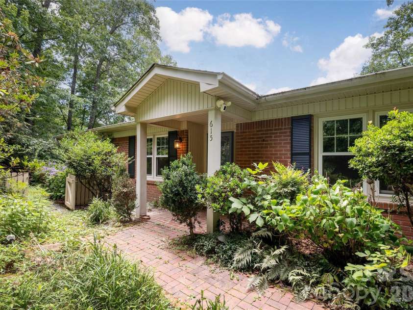 615 Goldview Drive, Hendersonville, NC 28791.  MLS# CAR4396945, YatesRealty ID 32735. 