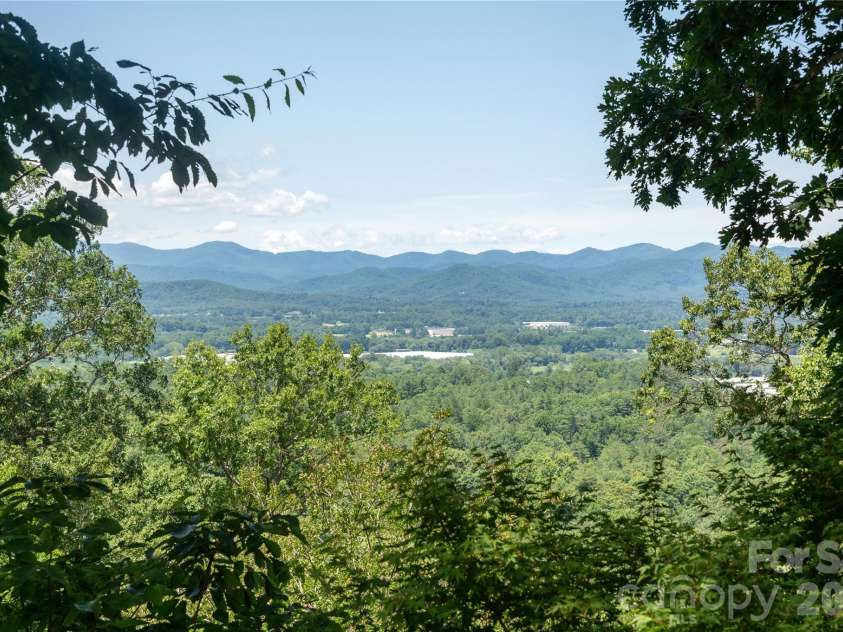 615 Goldview Drive, Hendersonville, NC 28791.  MLS# CAR4396945, YatesRealty ID 32735. 