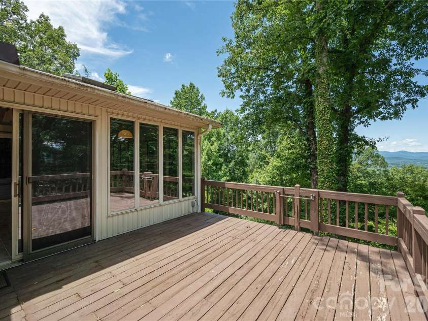 615 Goldview Drive, Hendersonville, NC 28791.  MLS# CAR4396945, YatesRealty ID 32735. 