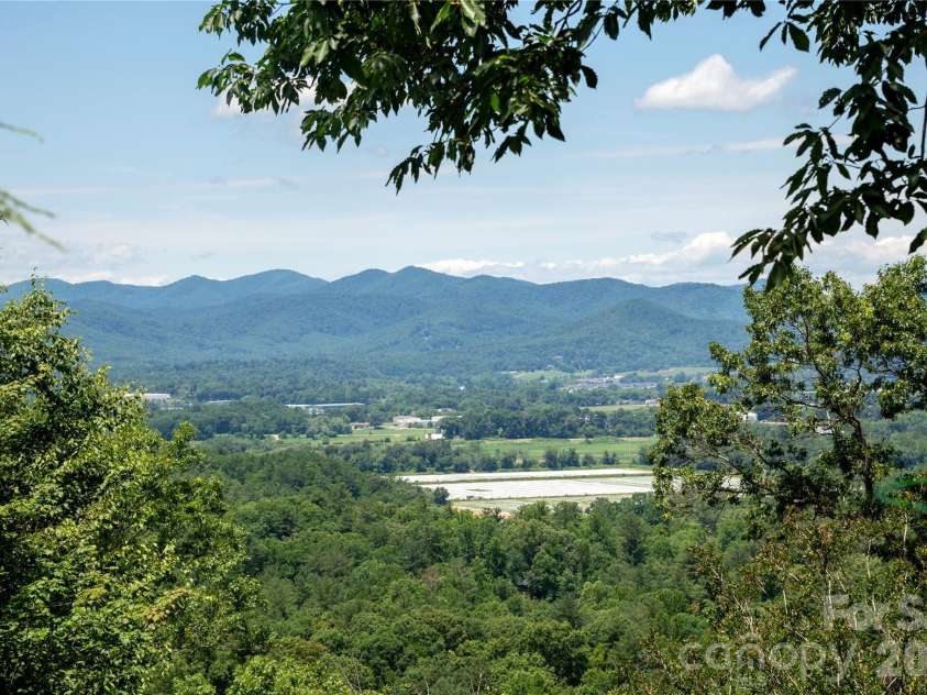 615 Goldview Drive, Hendersonville, NC 28791.  MLS# CAR4396945, YatesRealty ID 32735. 