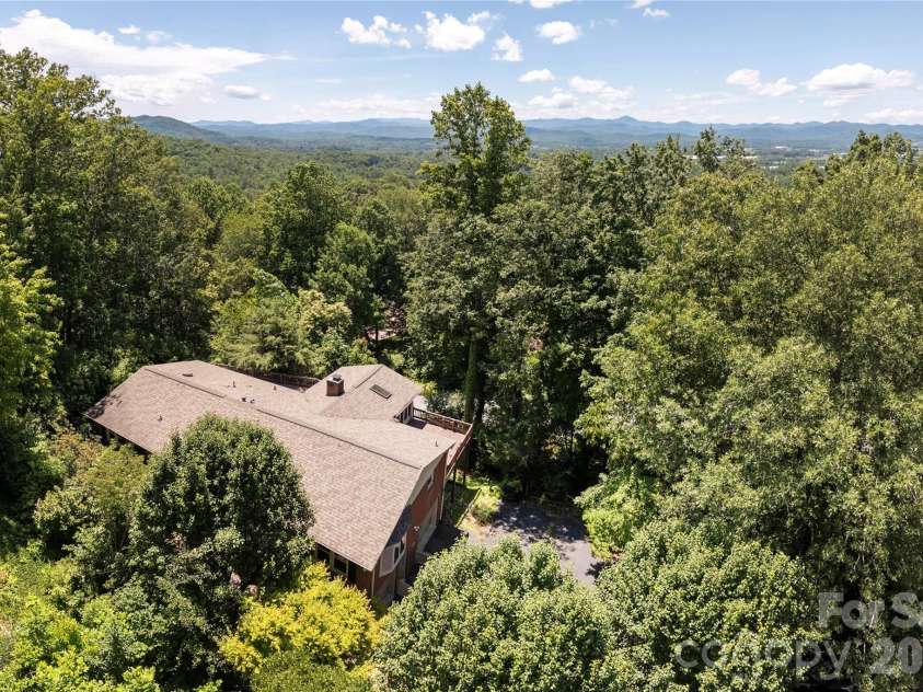 615 Goldview Drive, Hendersonville, NC 28791.  MLS# CAR4396945, YatesRealty ID 32735. 