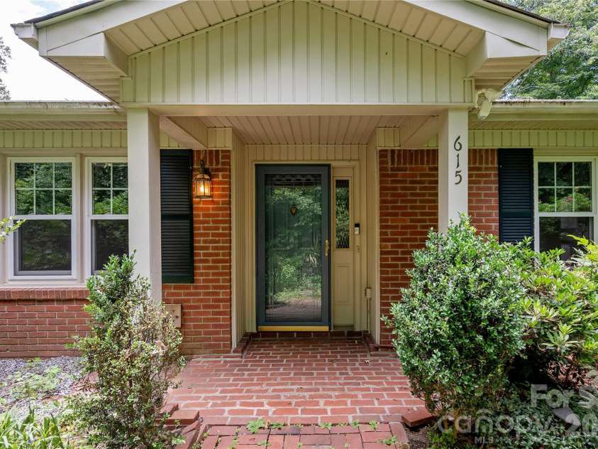 615 Goldview Drive, Hendersonville, NC 28791.  MLS# CAR4396945, YatesRealty ID 32735. 