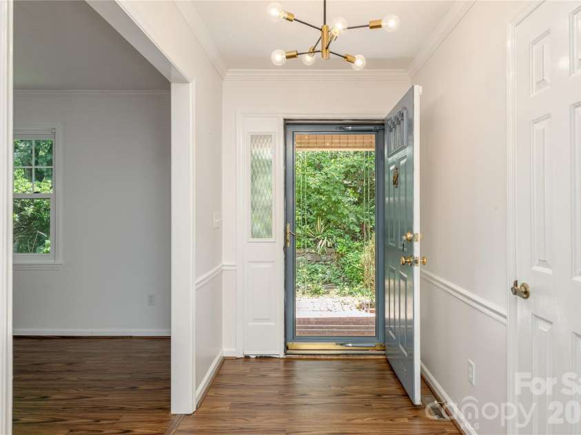 615 Goldview Drive, Hendersonville, NC 28791.  MLS# CAR4396945, YatesRealty ID 32735. 