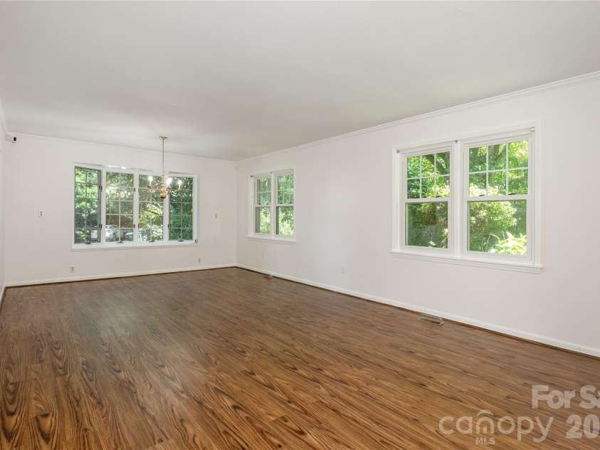 615 Goldview Drive, Hendersonville, NC 28791.  MLS# CAR4396945, YatesRealty ID 32735. 