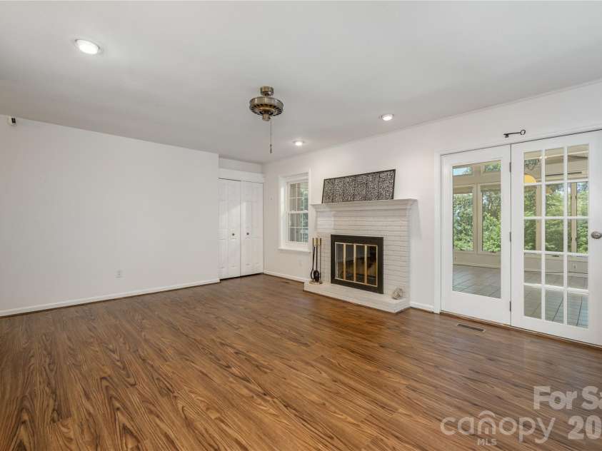 615 Goldview Drive, Hendersonville, NC 28791.  MLS# CAR4396945, YatesRealty ID 32735. 
