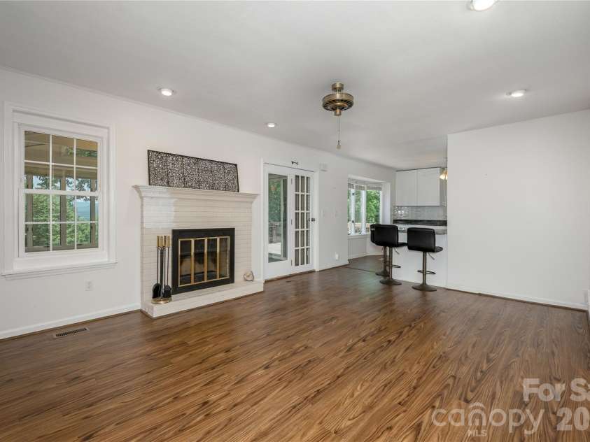615 Goldview Drive, Hendersonville, NC 28791.  MLS# CAR4396945, YatesRealty ID 32735. 